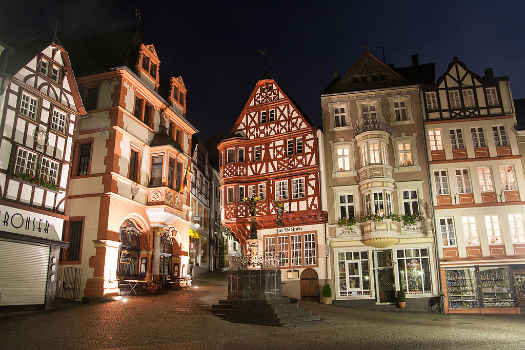 Marktplatz von Bernkastel-Kues bei Nacht